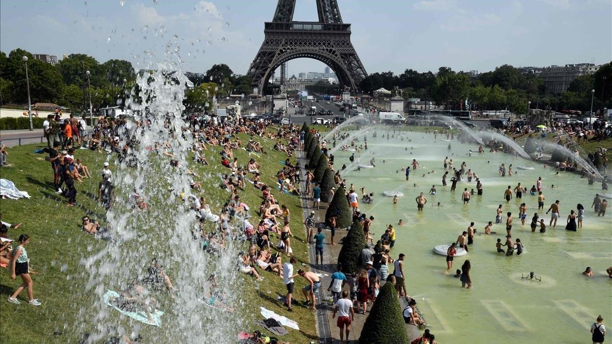 zentauroepp49212481 people cool off and sunbathe by the trocadero fountains next190725182444