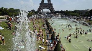 zentauroepp49212481 people cool off and sunbathe by the trocadero fountains next190725182444