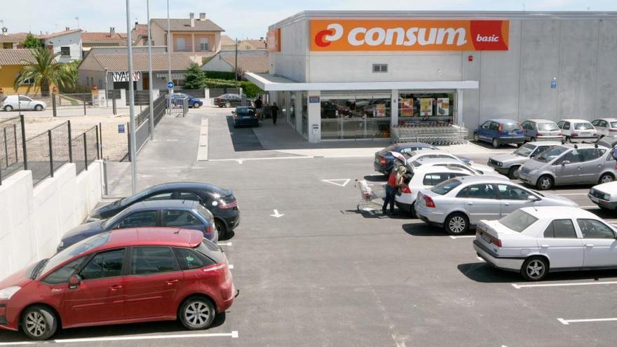 El supermercat Consum es troba ubicat a la zona de Can Cabirol, a l´entrada de Sils · Carles Colomer