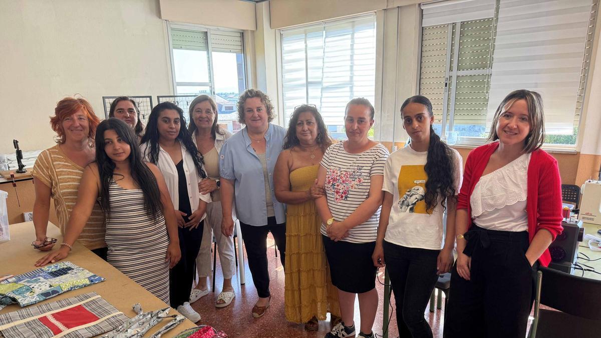 Las participantes, con la edil Pilar Santianes y la técnico municipal Consuelo Urdangaray.