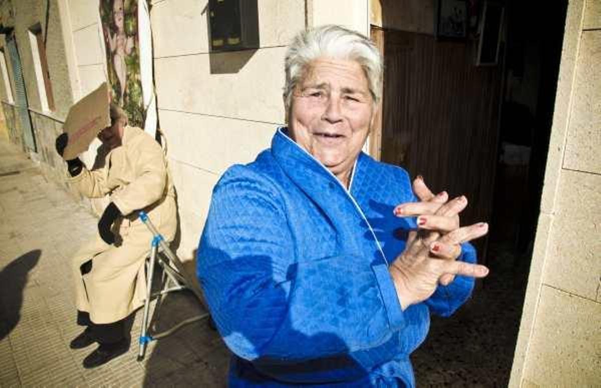 Un barrio tranquilo. Un vecino en uno de los bancos del parque de San Agustín situado en la calle La Nucía.                                                                                                                                                                                                                                                                                                                                                                                                                                                                                                                                                                                                                                                                                                                                                                                                           Una de las viviendas antiguas del barrio con su porche y su jardín dando a la calle Tubería frente a la parroquia. Matilde a la puerta de su casa tomando el sol junto a otra vecina. Tomás con su perrito frente a su vivienda. Interior del horno San Agustín, uno de los pocos comercios del barrio.