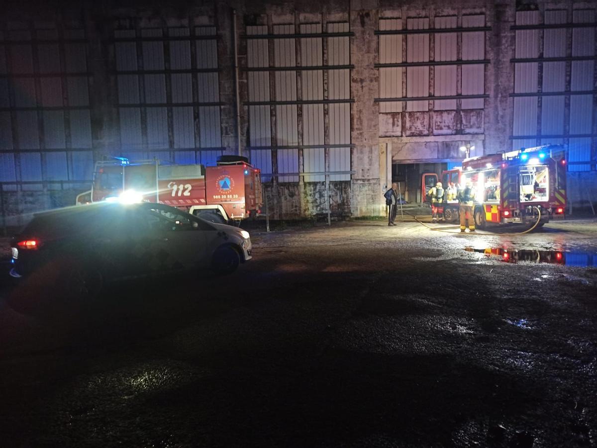 Intervención de ayer por el nuevo incendio en la nave de Massó.