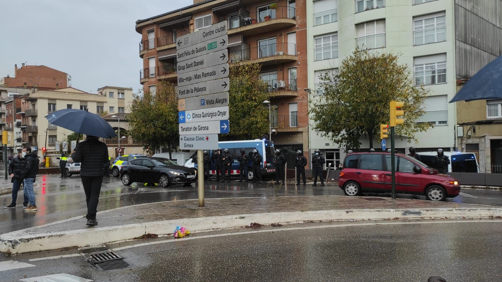 Tallat l'accés al carrer del Carme per protestar contra uns desnonaments