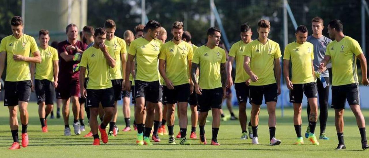 Los jugadores del Celta, durante una de las sesiones de entrenamiento de este verano en A Madroa. // Marta G.Brea