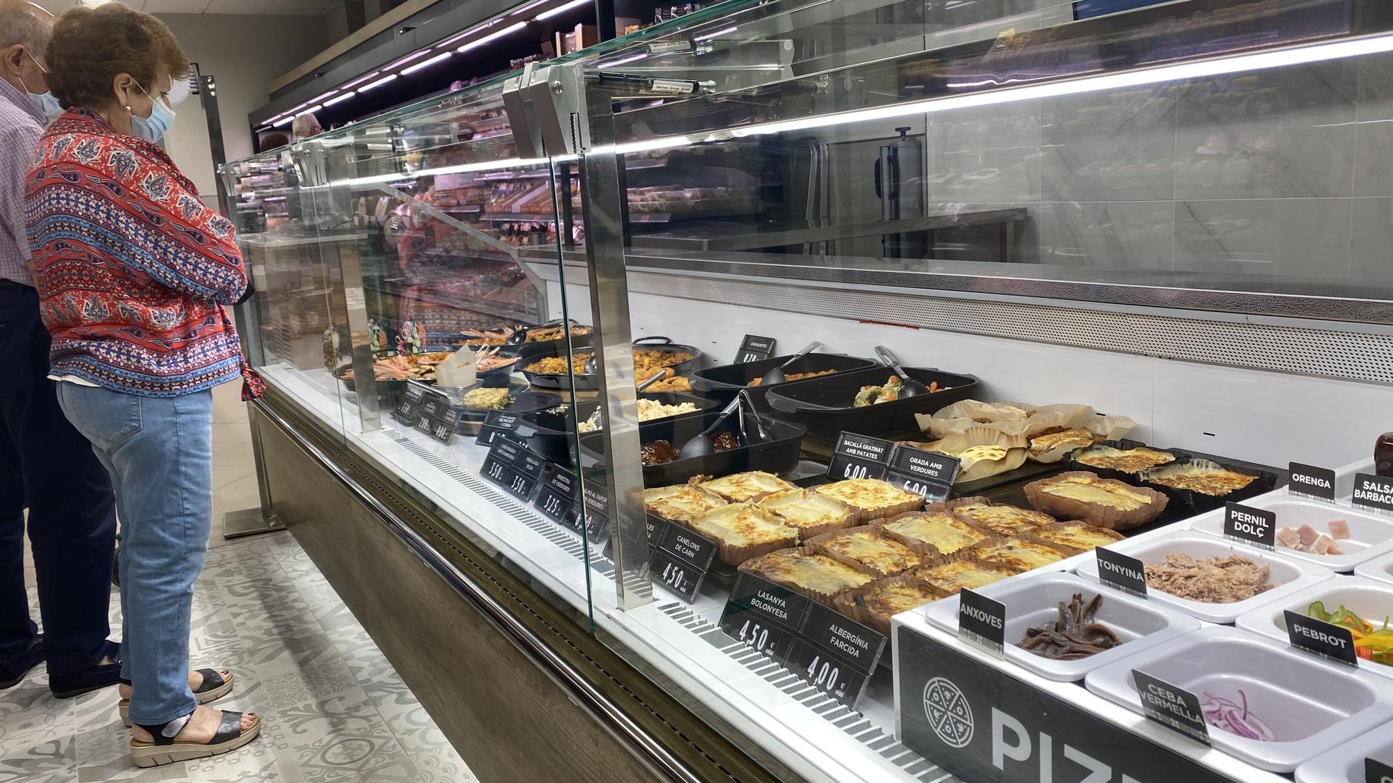 Un servicio de comida preparada en un supermercado.