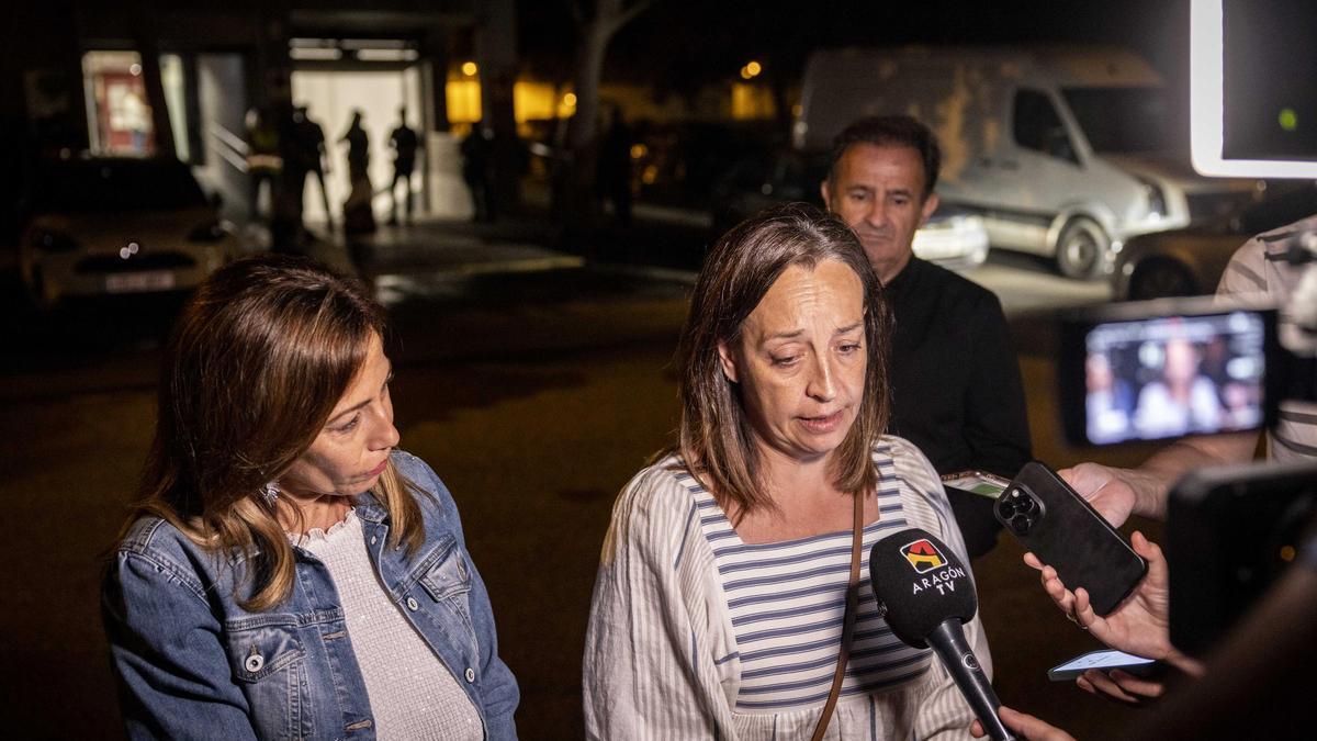 La consejera de Bienestar Social, Carmen Susín y la alcaldesa de Zaragoza, compareciendo ante los medios en la residencia incendiada Domus Vi en Zaragoza, este viernes.