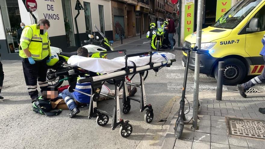 Sanitarios atienden in situ a un accidentado cuando iba en patinete por Murcia (archivo).