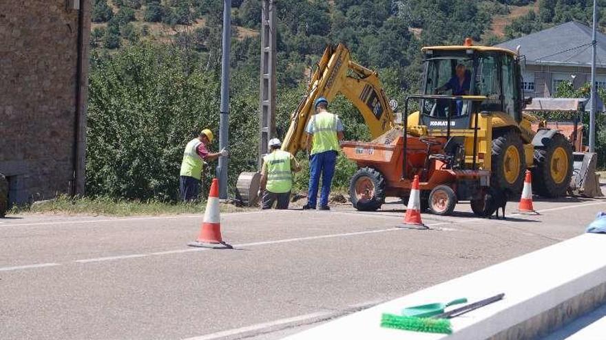 Empleados municipales realizan trabajos en Lubián.