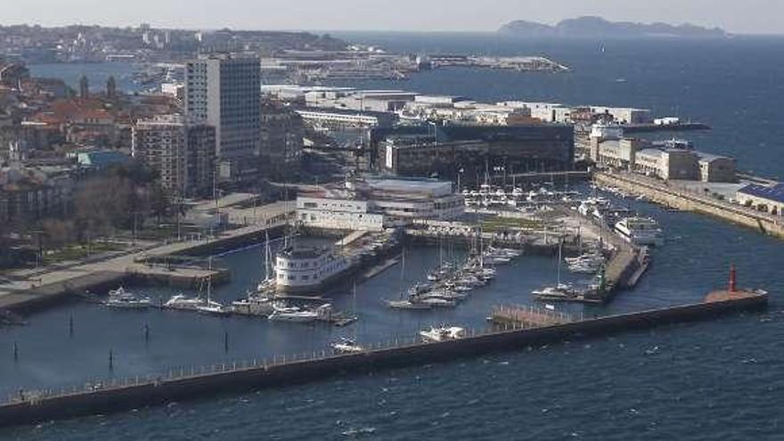 Puerto de As Avenidas, sin apenas barcos atracados.  // R. Grobas