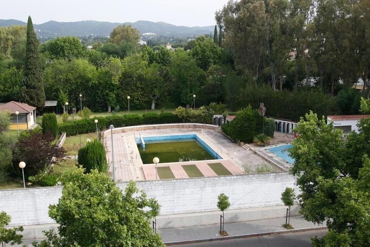 Piscina del camping de El Brillante.