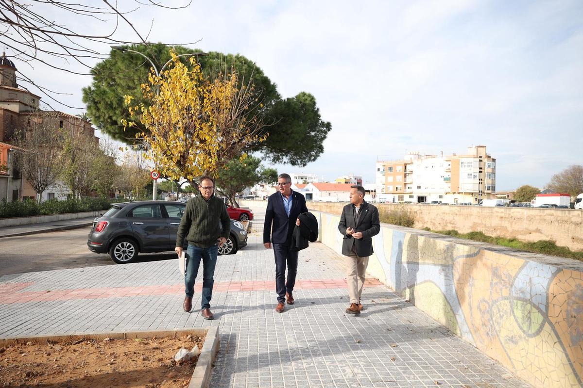 Para supervisar el resultado de los trabajos, el alcalde de Burriana, Jorge Monferrer, ha visitado la zona acompañada por el edil de Urbanismo, Mario Trullen.