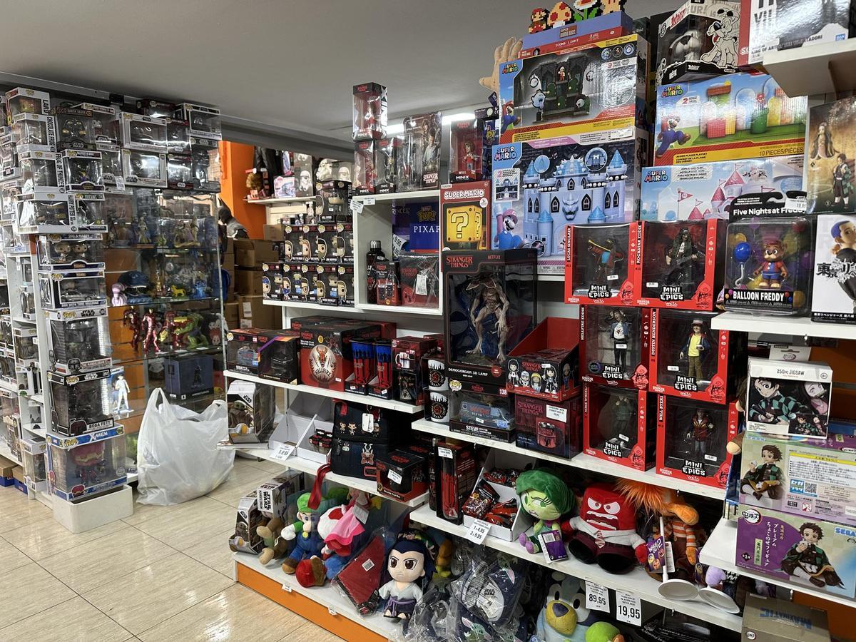 El Llano puede presumir de tener su pequeño universo friki: “Es un negocio muy especializado y la gente viene a buscarnos” El Llano puede presumir de tener su pequeño universo friki: “Es un negocio muy especializado y la gente viene a buscarnos”