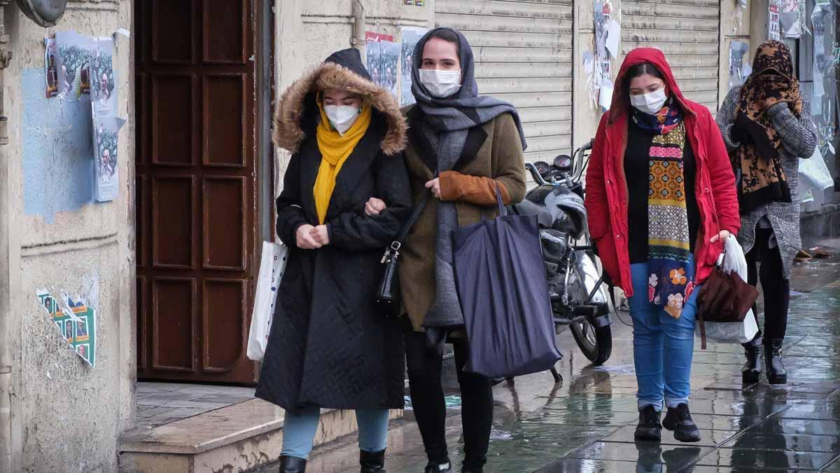 Ascienden a 2.236 los muertos por coronavirus entre los 75.465 infectados en China. En la foto, ciudadanas se protegen con máscaras en las calles de Teherán.