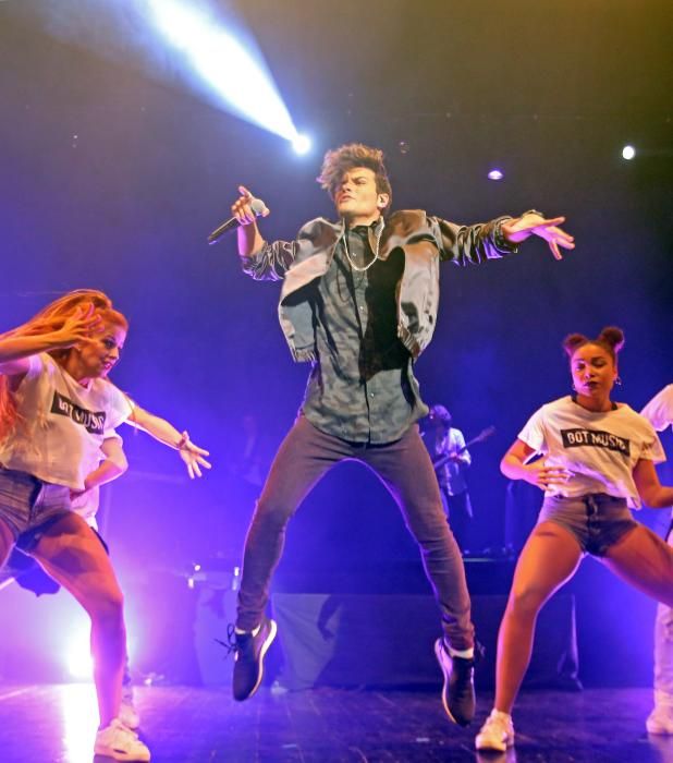 El cantante gaditano ofreció un concierto en el Auditorio Mar de Vigo ante sus incondicionales seguidoras