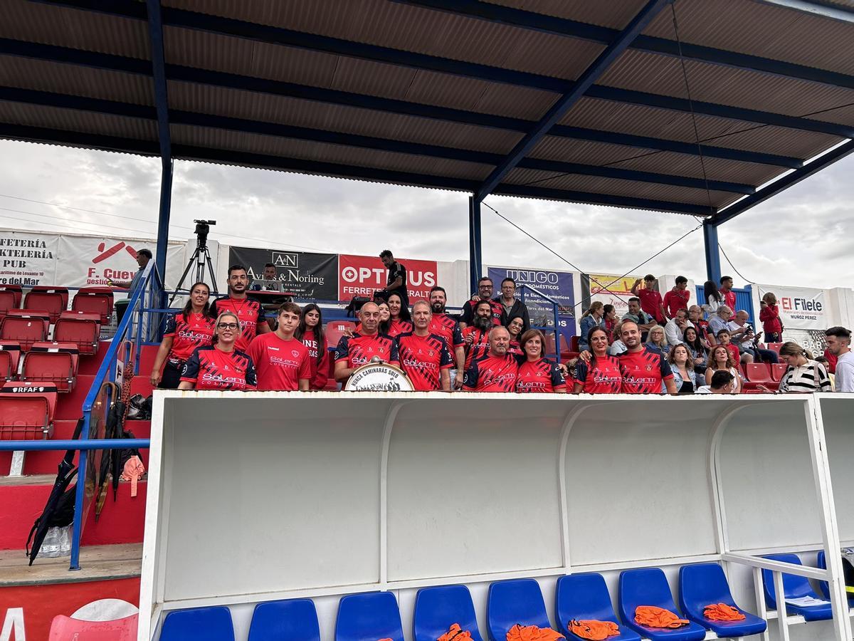 La afición del Salerm Puente Genil respalda a los de Puentenueva desde la grada del Juan Manuel Azuaga.