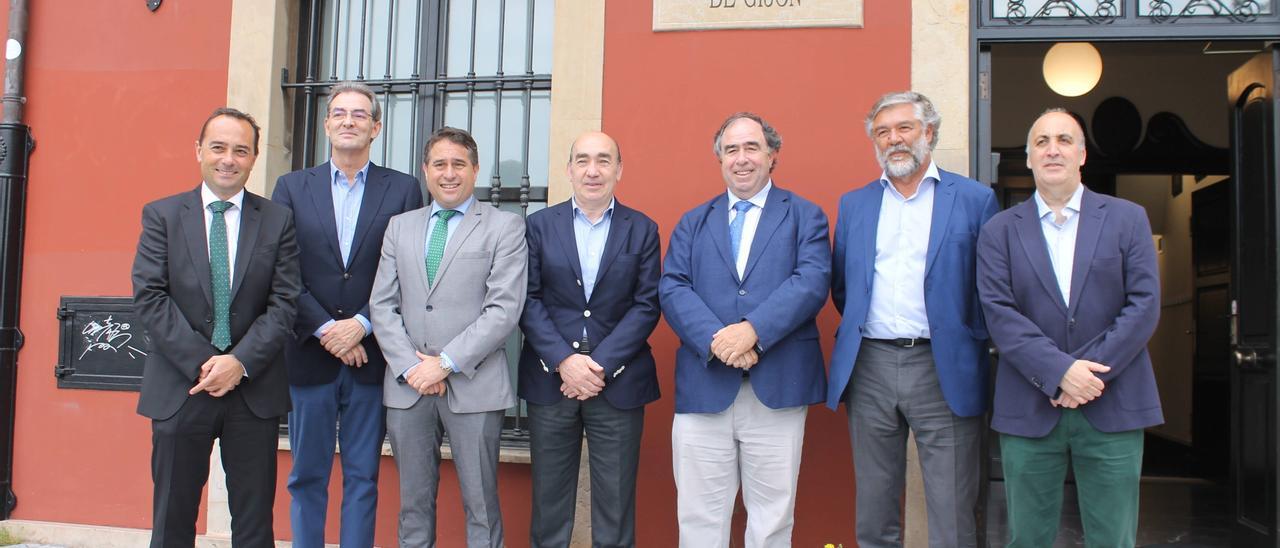 Por la izquierda, Rubén Cueto Vallverdú, Ignacio Cueto-Felgueroso, Guillermo Calvo, Jorge Somiedo, Benigno Villarejo, Eladio de la Concha y Javier Gómez Mendoza, a la puerta del colegio de la Abogacía.