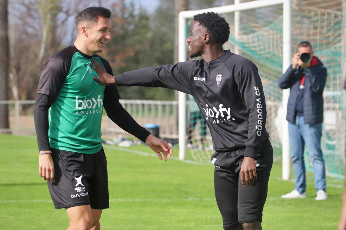 Carracedo y Adilson Mendes bromean en un entrenamiento del Córdoba CF.