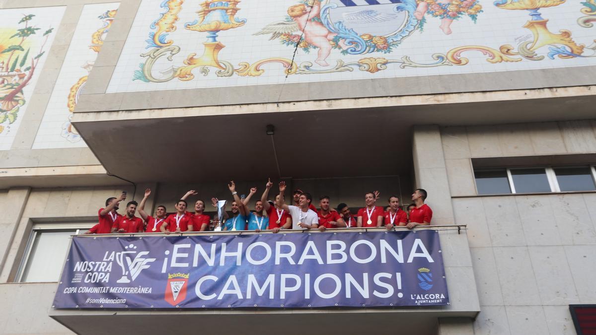La apoteosis: futbolistas y técnicos de l’Alcora saludan desde el balcón consistorial.