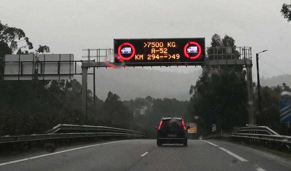 Cartel que prohíbe el paso de camiones por la autovía desde la altura de Ponteareas