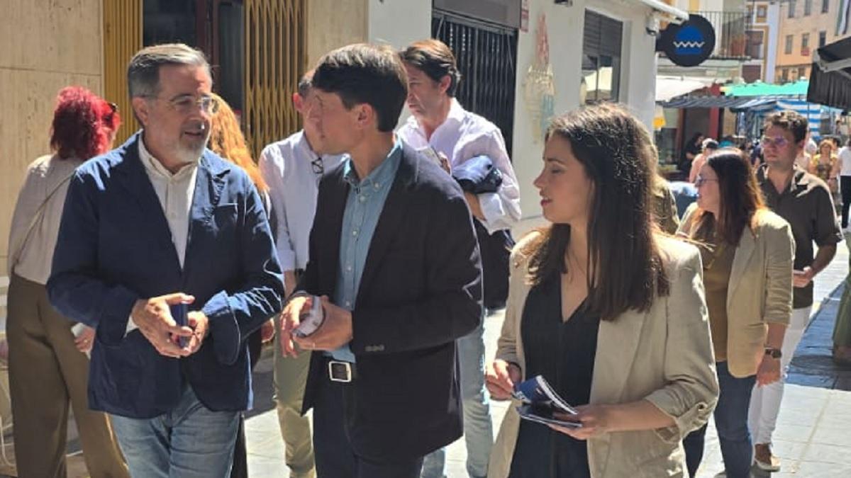 Miembros del PP en el Mercat de Xàtiva.