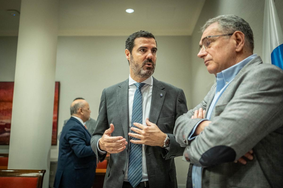 El presidente de Canarias, Fernando Clavijo Batlle, se reúne con los portavoces parlamentarios para valorar las medidas que puede impulsar el Gobierno de Canarias para hacer frente a las consecuencias que la guerra en Oriente Medio está generando en el Archipiélago; así como analizar las acciones aprobadas por el Gobierno de España y su incidencia en las islas