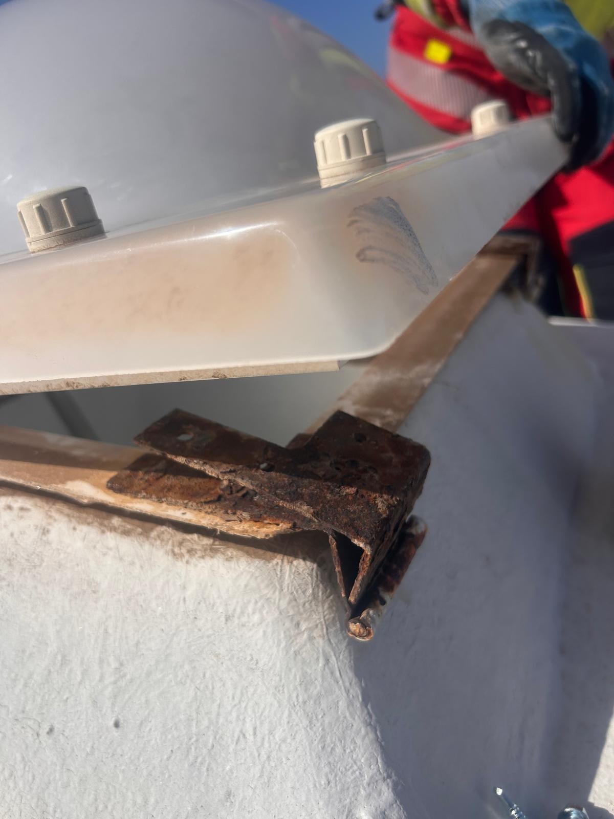 Claraboya suelta por el viento en una vivienda de Puerto del Carmen, el pasado domingo.