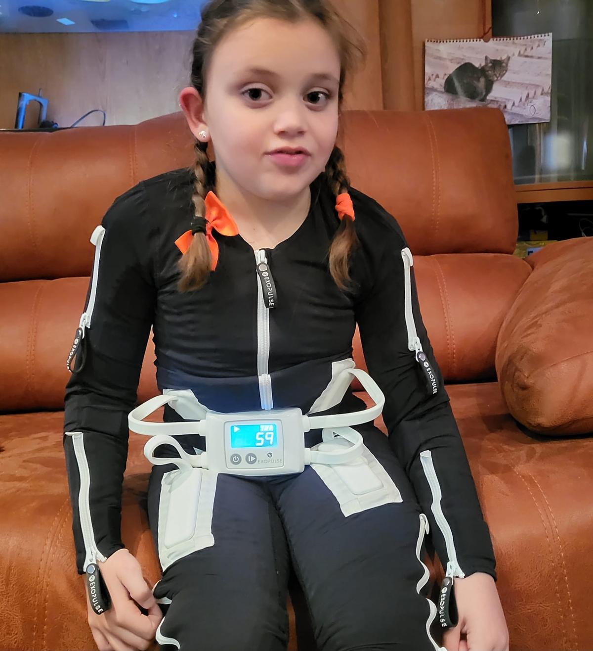 Yaiza, en su casa con el traje terapéutico con electrodos.