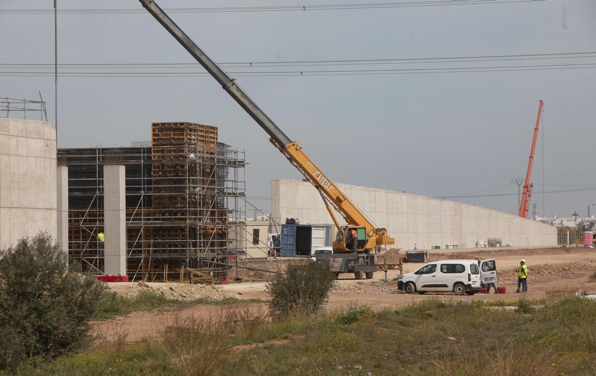 Obras en un paso elevado.