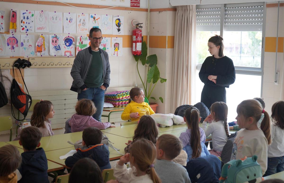 El concejal Ferran Gandia en la visita a la Escola de Pasqua de Ontinyent.