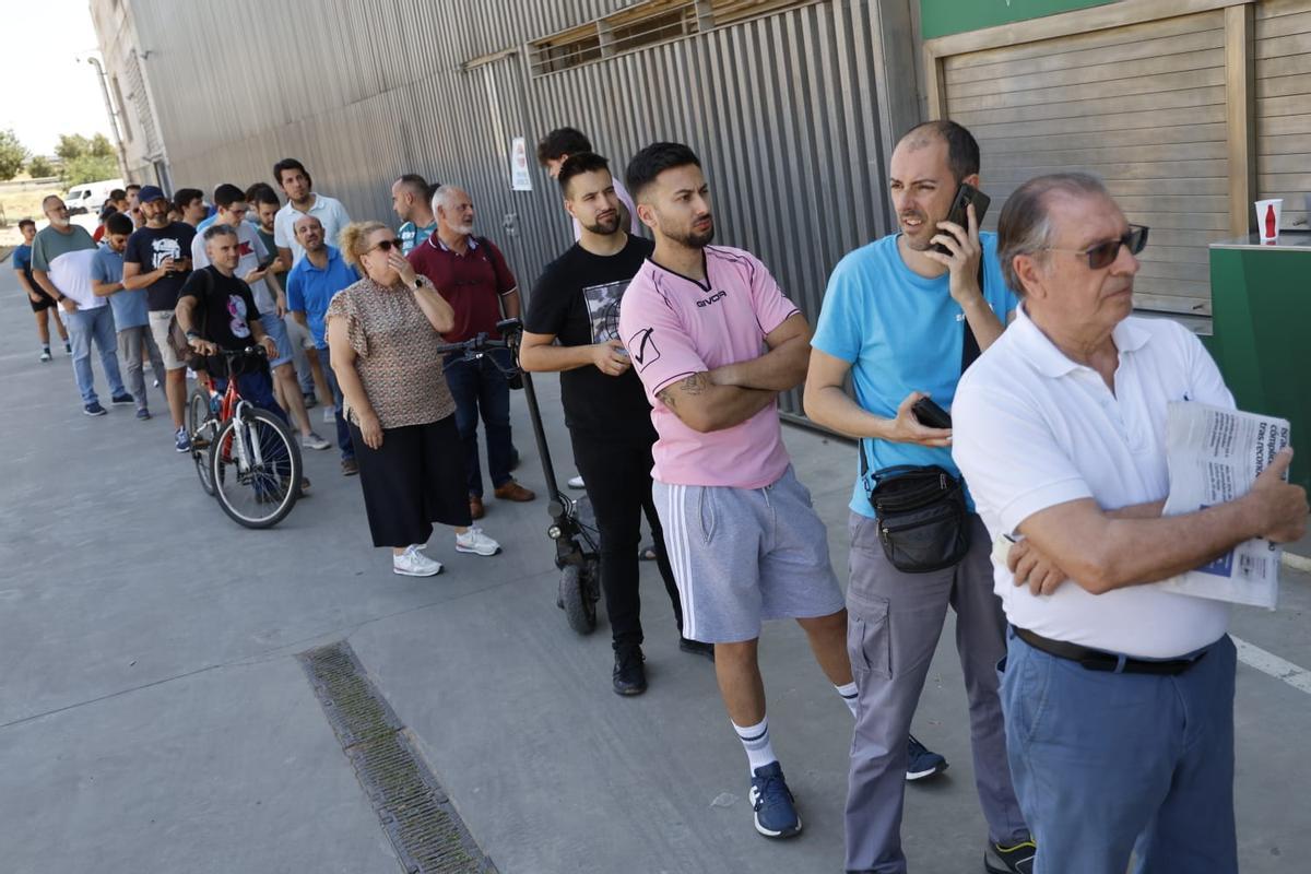 Colas en El Arcángel para el Córdoba CF - Ponferradina por el ascenso.