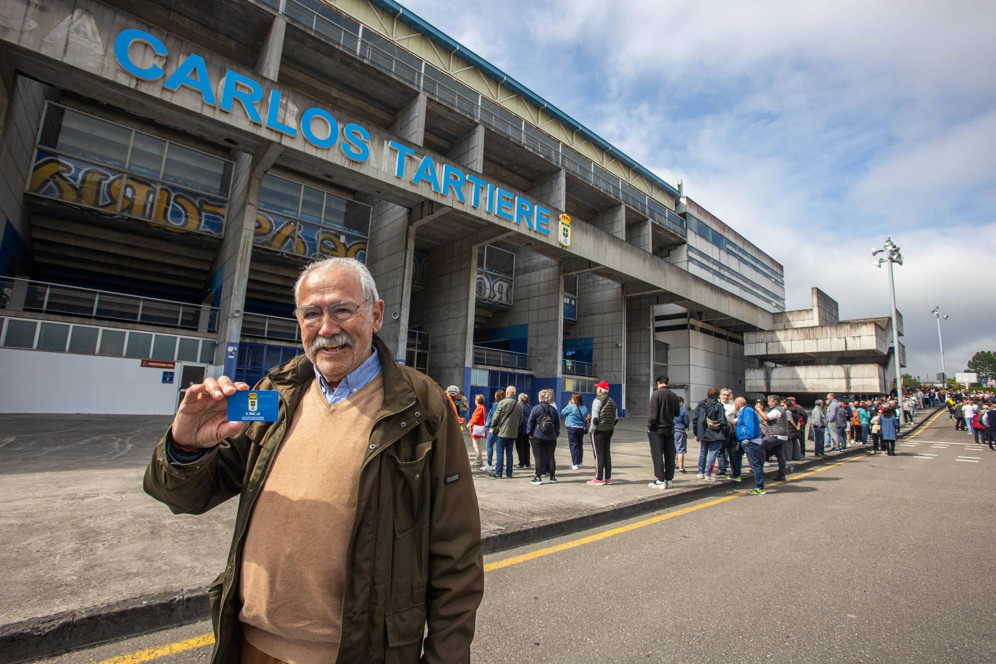 EN IMÁGENES: Largas colas de aficionados del Real Oviedo para comprar entradas para el partido contra el Eibar