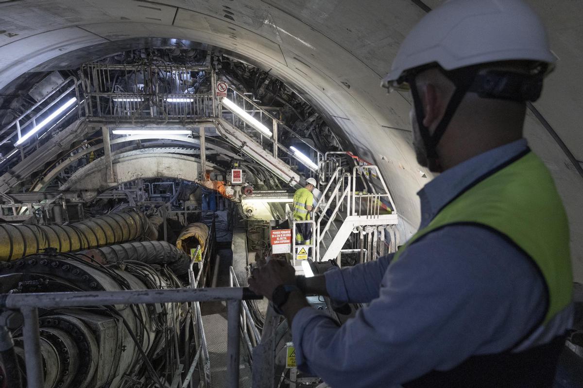 En el interior de la tuneladora de la L9 del metro