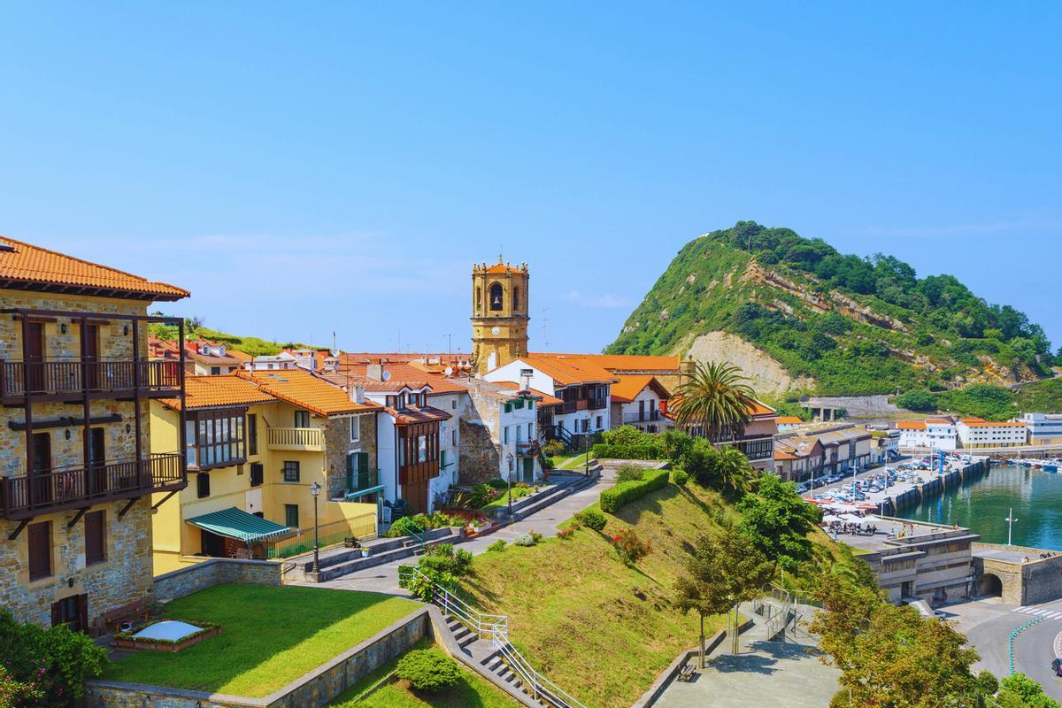 El pueblo considerado el paraíso del pescado y con un importante museo de la moda