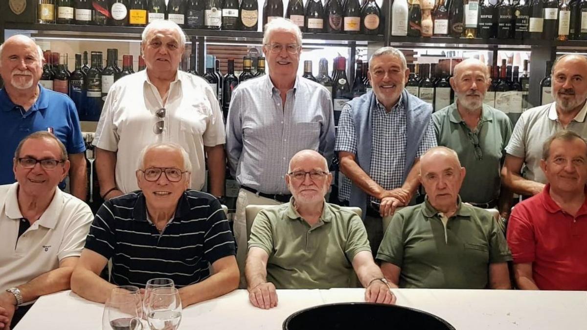 Los Maristas del 63. Fieles a su compromiso anual con el primer jueves después del Cristo, se han vuelto a reunir con mesa y mantel por medio los chicos de la promoción de los Maristas de 1963, ahí es nada: más de sesenta años desde el Bachillerato y por encima de medio siglo reuniéndose a comer para evocar recuerdos y dar culto a la amistad. Esta vez han sido once los comensales, con la novedad del regreso de los abrazos. De izquierda a derecha, arriba, están Odilo Bangueses, Chicho Freijeiro, delegado, coach o algo así, Fernando López Paz, Enrique Acuña, Víctor Montenegro y Pacho Canosa. Abajo, Emilio Baños, Pepe Garrido, Joaquín Rolland, José Ángel Montenegro y José Manuel Graña. Es difícil no conocer a alguno. Un equipo muy en forma, dispuesto a jugar los 90 minutos e incluso sin descanso para la hidratación. Atención, Luis Enrique, que viene el mundial.