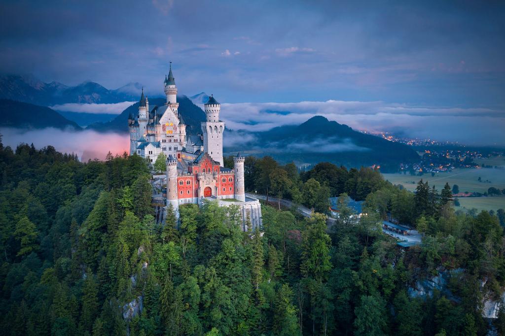 Castillo de Neuschwanstein, la obra más espectacular de Luis II de Baviera (Alemania), “el rey loco”. 