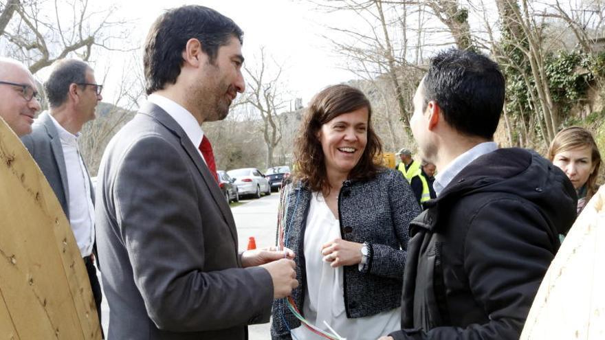 Jordi Puigneró i Anna Guixà, amb una bobina de cablejat de la fibra òptica