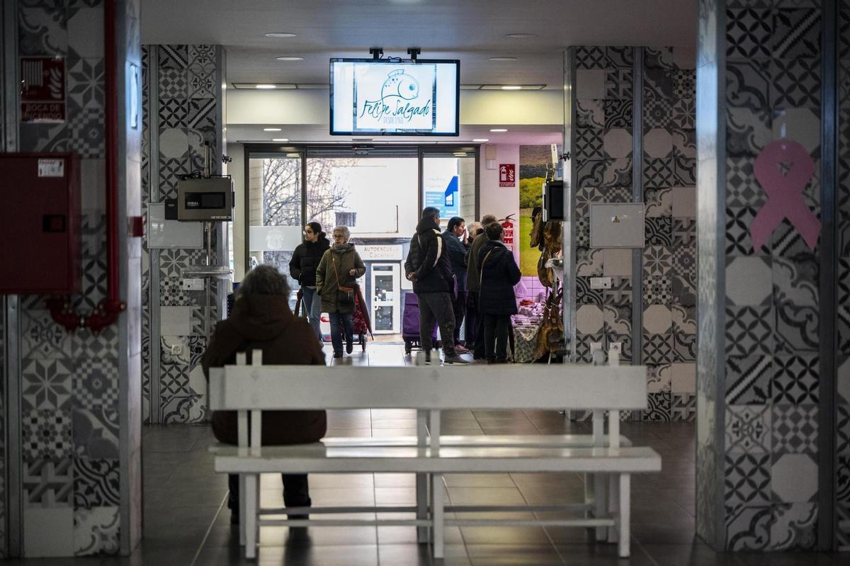 Compras en el mercado de la Ronda del Carmen para las celebraciones navideñas.