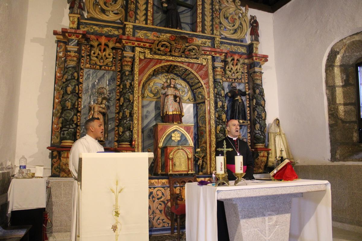 GALERÍA | El obispo visita Villanueva de la Sierra y As Hedradas