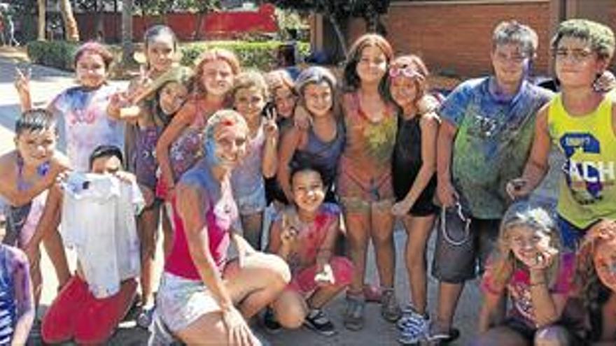 UNA HOLI PARTY CIERRA LA ESCOLA D’ESTIU DE NULES