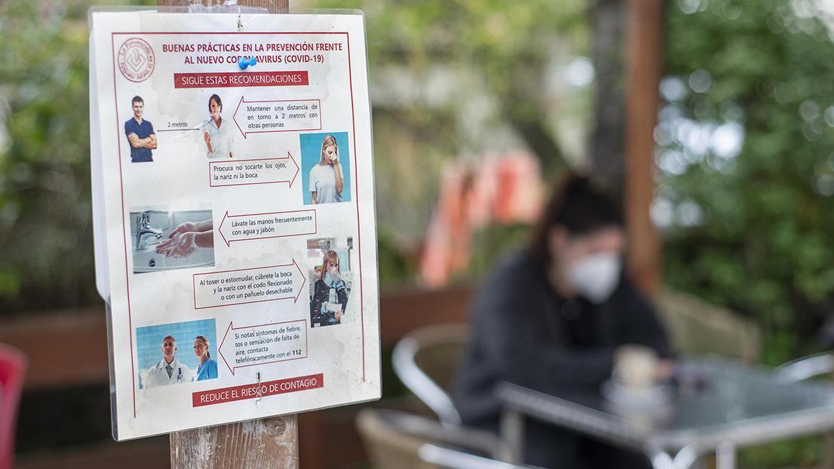 Cartel con medidas de prevención del Covid-19 en un bar de Ourense // Carlos Peteiro