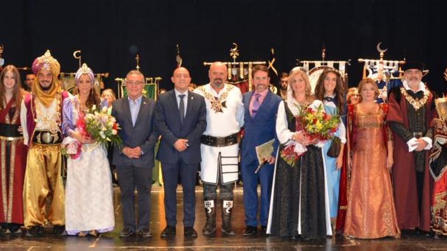 Foto de familia en el acto de presentación, con el que las fiestas calientan motores.