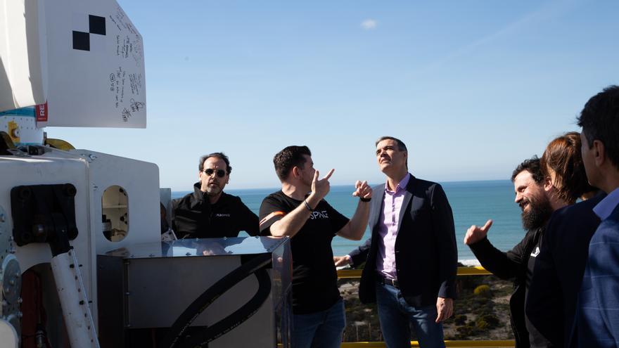 Pedro Sánchez confía en que el cohete de Elche pondrá al país a la vanguardia aeroespacial