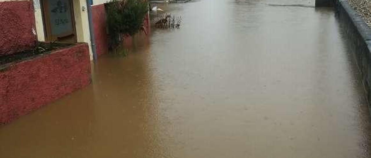 Situación en las inmediaciones de los campos durante las últimas inundaciones. Al fondo de la imagen están los terrenos de juego del Colloto.