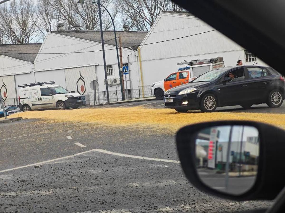 Vista del camión que perdió su carga en el polígono de Sabón.