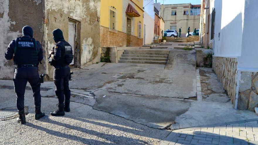 Agentes durante la redada de Los Mateos, el martes.