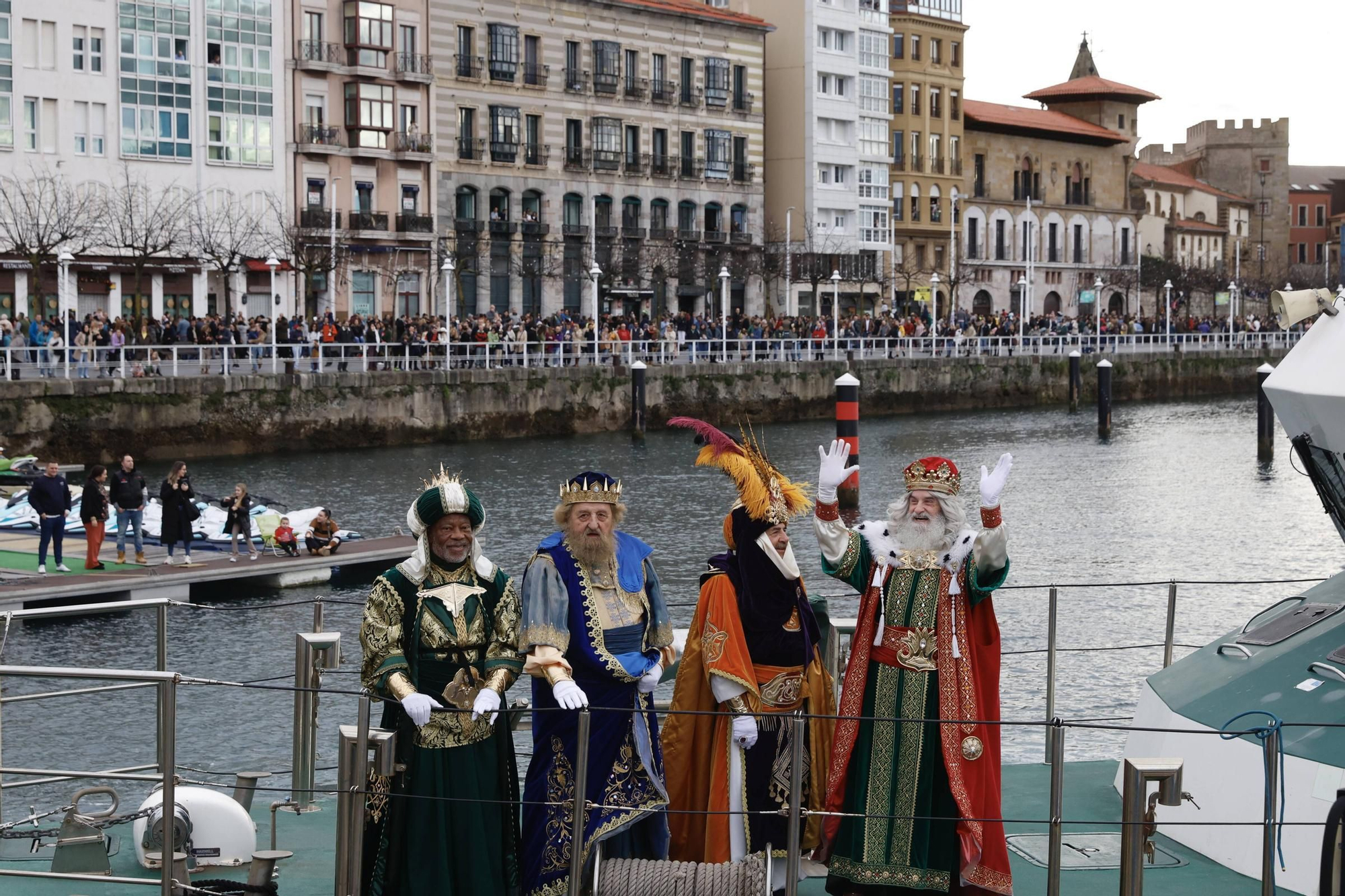 En imágenes: Los Reyes Magos desembarcan en Gijón