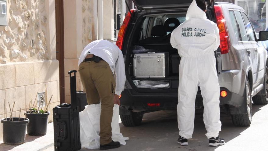 Imagen de archivo del registro llevado a cabo por la Guardia Civil tras el robo en el que falleció una anciana en Alcoleja.