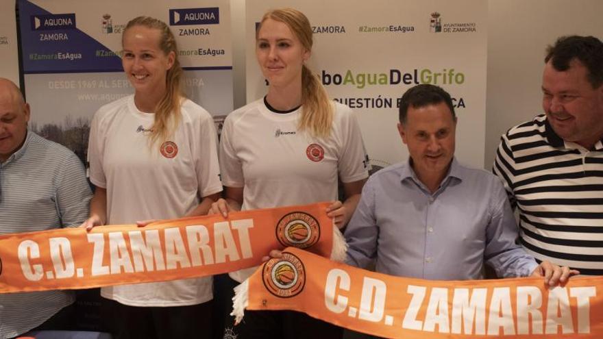 Las dos nuevas jugadoras del CD Zamarat con representantes de Aquona y del club naranja