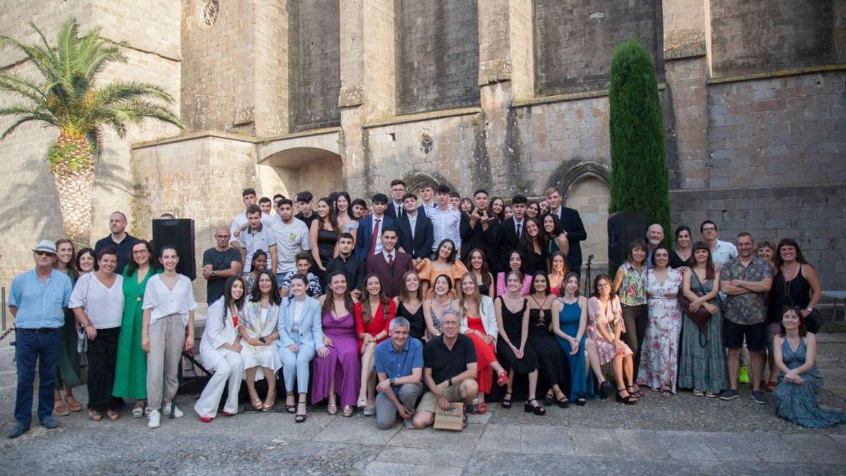 Alumnes, professors i responsables municipals en una imatge de grup | AJUNTAMENT DE CASTELLÓ D&#039;EMPÚRIES