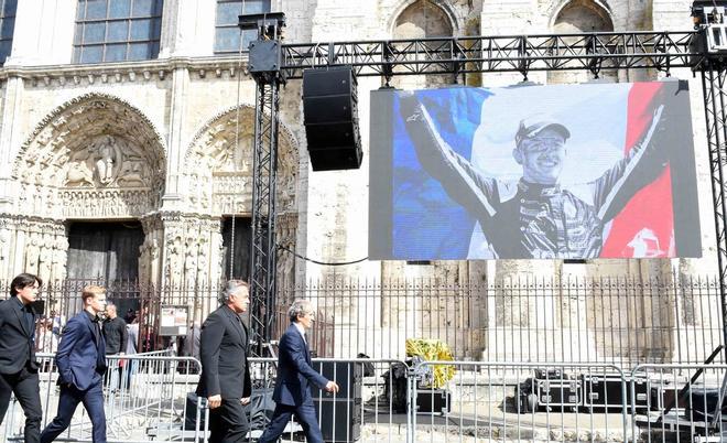 Los pilotos, Juliano Alesi, Mick Schumacher, el ex piloto Jean Alesi y el asesor especial de Renault, Alain Prost, llegan al funeral del piloto francés de carreras Anthoine Hubert en la Catedral de Notre Dame. en Chartres.